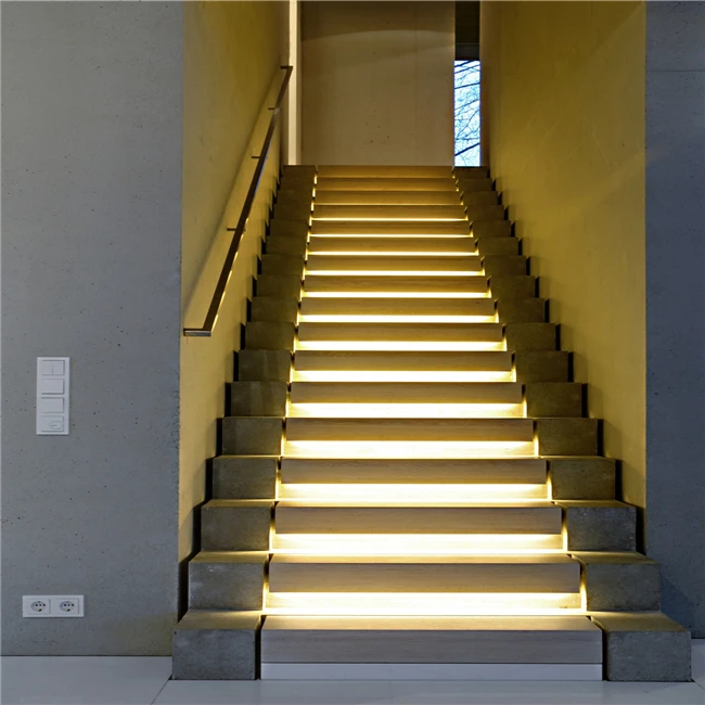 Tread floating straight staircase with bracket glass railing