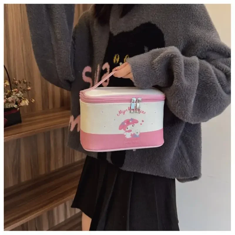 حقيبة مستحضرات التجميل الكرتون لطيف صندوق ماكياج محمول سعة كبيرة حقيبة مستحضرات تجميل جديد نصف دائرة حقيبة المرحاض Kawaii أنيمي الشكل
