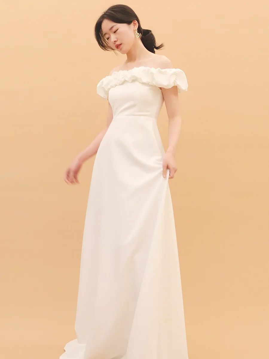 Engagement photo taking white small dress with pleated off shoulder one line collar elastic and slim fitting bridesmaid dresses