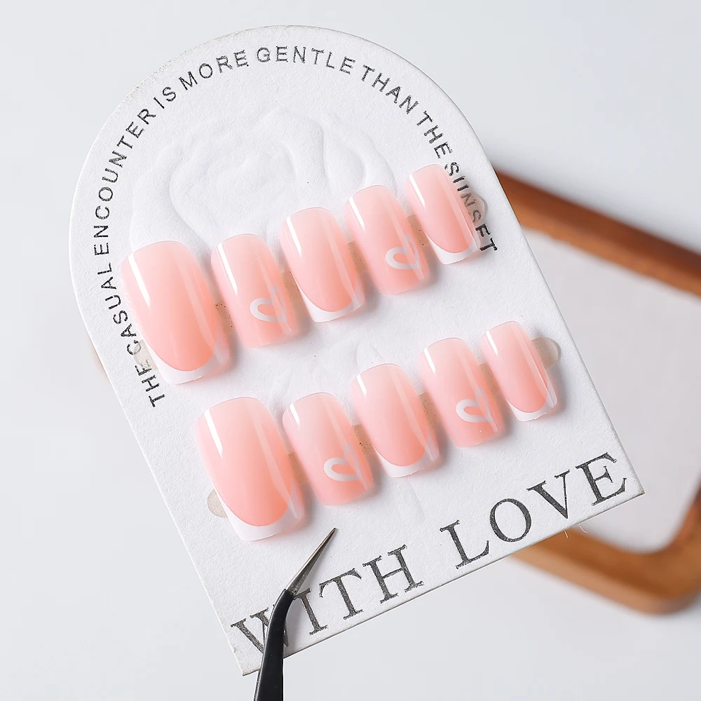 24 pezzi di unghie finte francesi quadrate corte con design a cuore bianco da donna indossabile stampa sulle unghie punte per unghie finte in acrilico con copertura completa