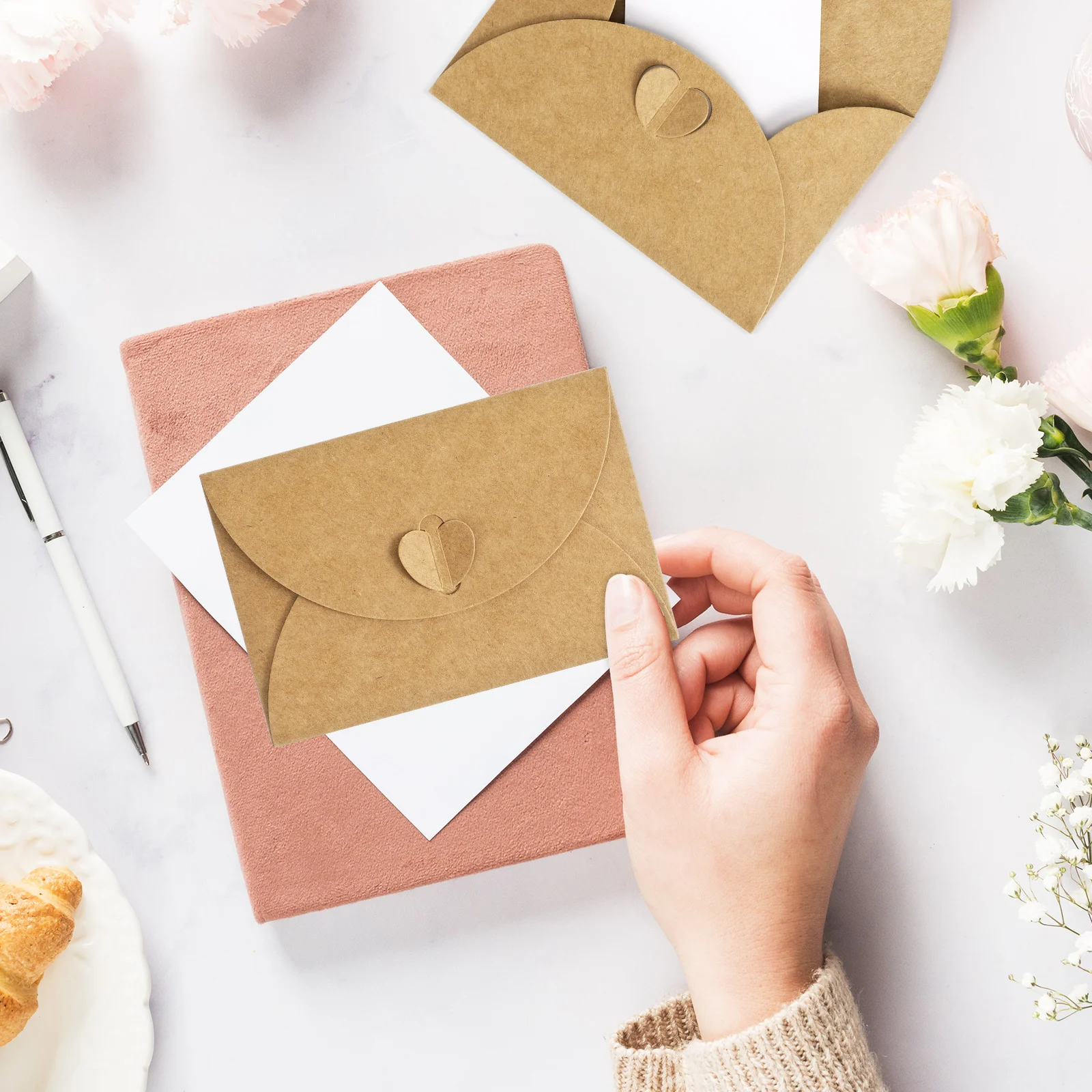 

60 комплектов крафт-конвертов с застежкой в виде сердца для свадебных пригласительных билетов, пустые конверты из крафт-бумаги с буквами, пустой набор приглашений