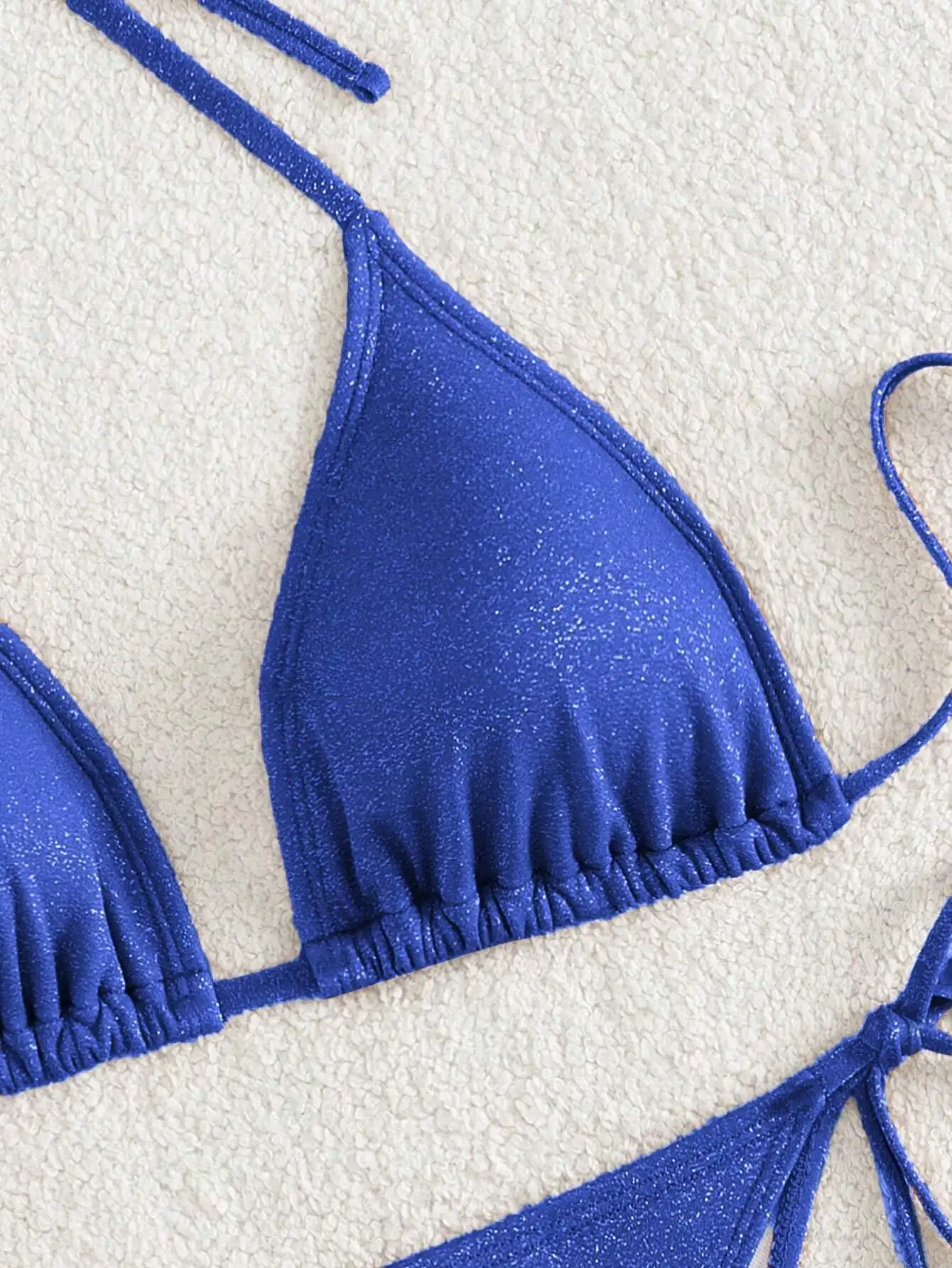 

Однотонный комплект бикини с треугольными чашечками, завязками на шее и боками, состоящий из двух частей