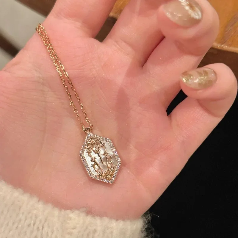 

Palace style White Fritillaria studded hexagonal pendant light luxury retro necklace fashion and exquisite engagement jewelry