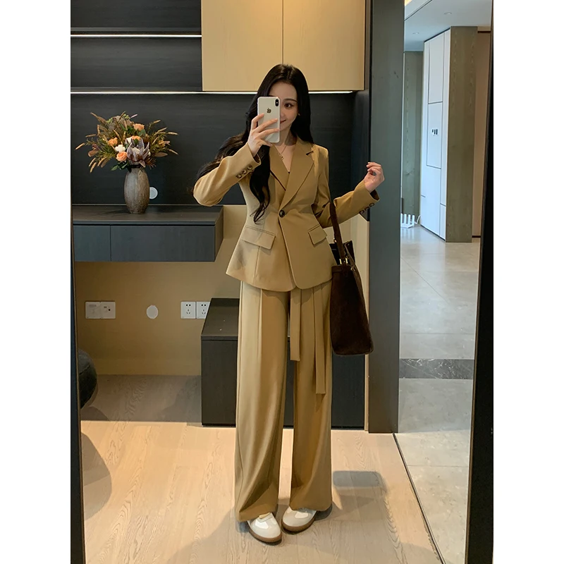 

Модный комплект из двух предметов: приталенный жакет и брюки с высокой талией и поясом, повседневный, стройнящий силуэт, женская осенняя коллекция London S