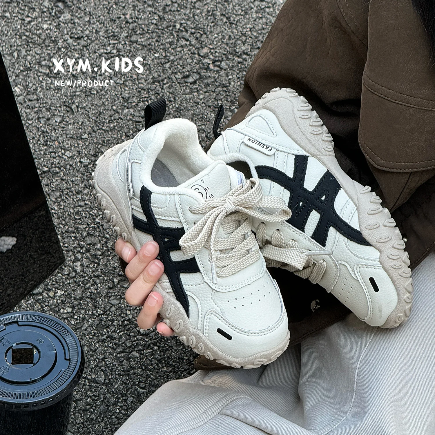 

2025 зимняя новая детская спортивная обувь, модные универсальные маленькие белые туфли для мальчиков, флисовая нескользящая повседневная обувь для девочек