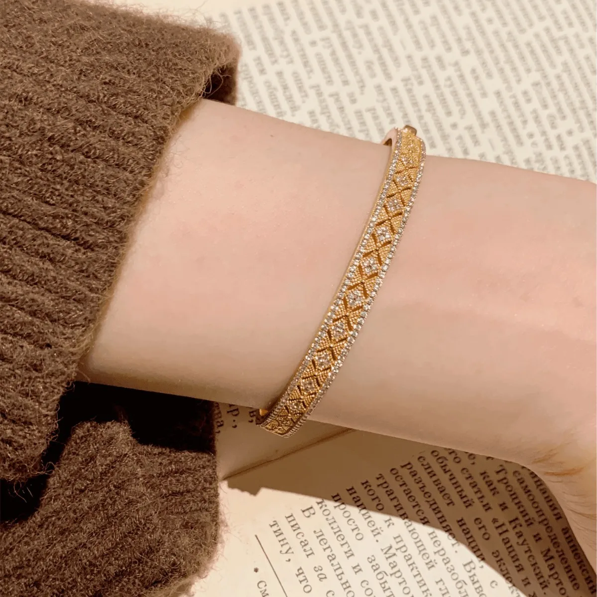 Charm dignified bracelet for women diamond inlay hollow out antique gold craftsmanship light luxury exquisite bangles jewelry