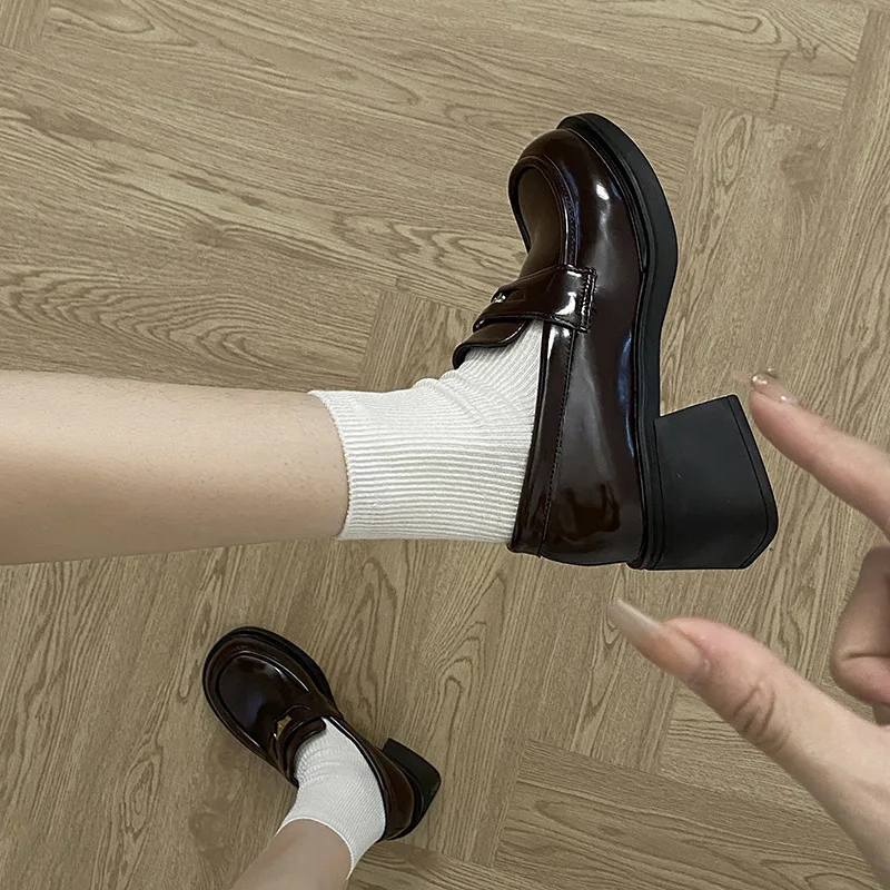 

Французские женские лоферы Queen, новинка осени и зимы 20%, коричневые маленькие кожаные туфли на высоком и толстом каблуке в британском стиле