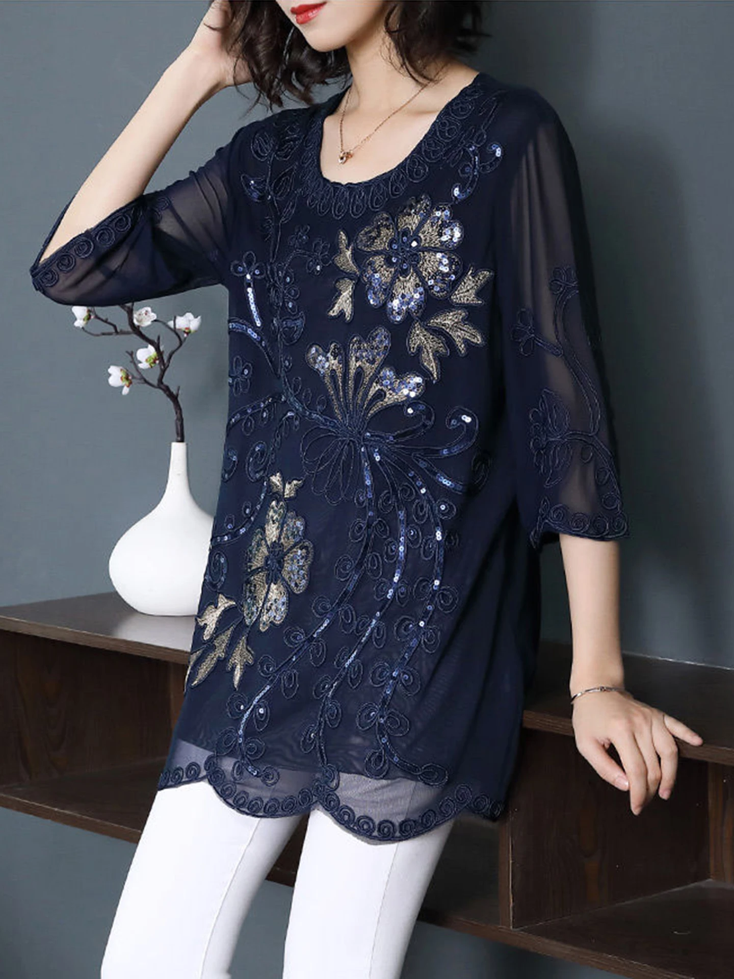 

Большой женский элегантный топ с рукавами 3/4 и круглым вырезом на талии — темно-синяя цветочная вышивка, обязательный многослойный стиль для моты