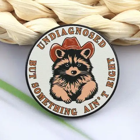 Pin de esmalte de mapache divertido, broche de mapache vaquero lindo 'Sin diagnosticar, pero algo no va bien', insignia de metal para solapa, joyería, regalo