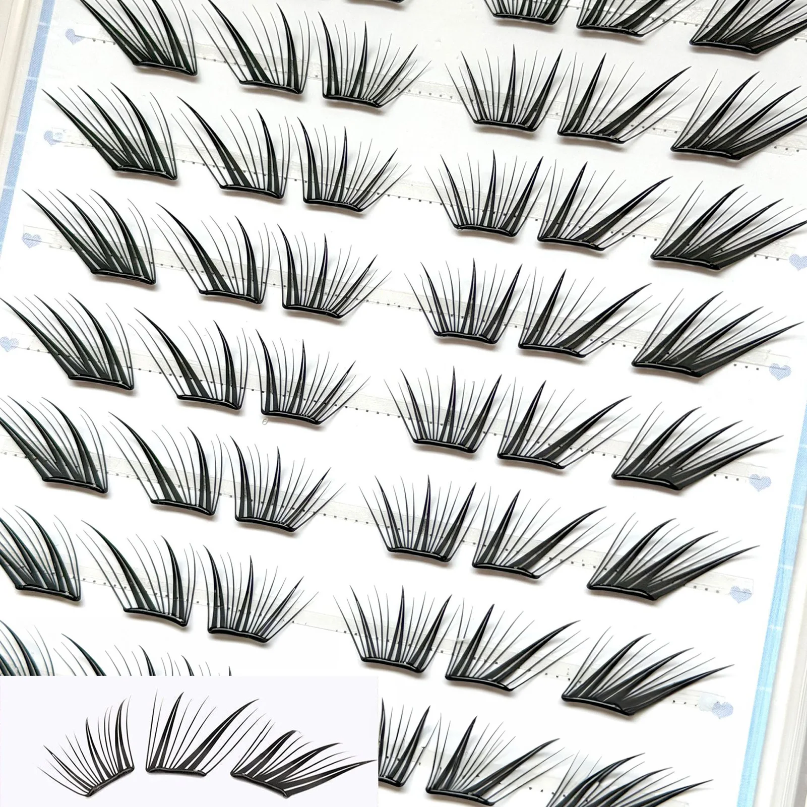 ขนตาปลอมสไตล์จีนแบบใหม่ สไตล์ฟ็อกซ์ หนาแน่นเป็นช่อเดี่ยว แยกเป็นช่อๆ ดูเป็นธรรมชาติ ขนตาบางเบา ช่วยให้ดวงตาดูโตขึ้น แต่งตาได้อย่างสมบูรณ์แบบ