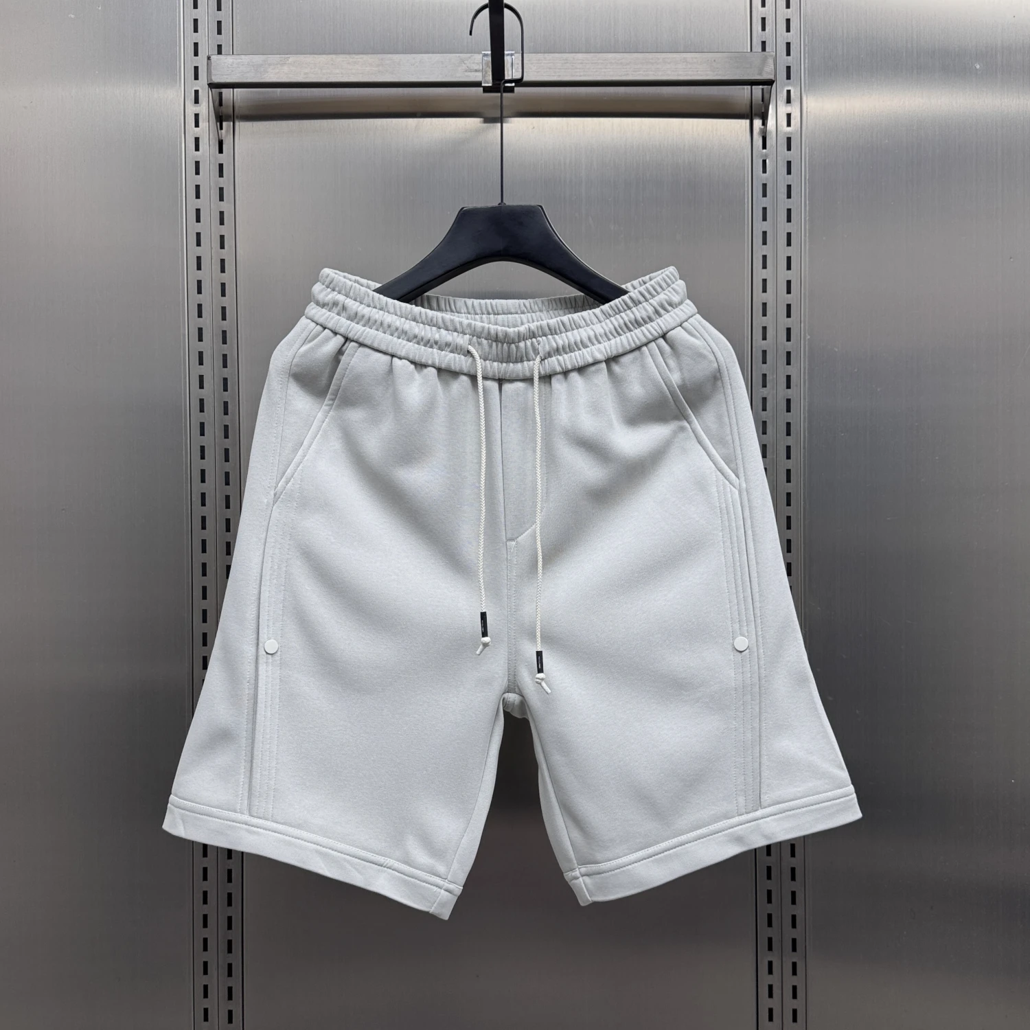 

Летние мужские повседневные брюки 2025 года: свободный крой, 3D-пошив, прямые штанины, молодежный стиль, защита от морщин