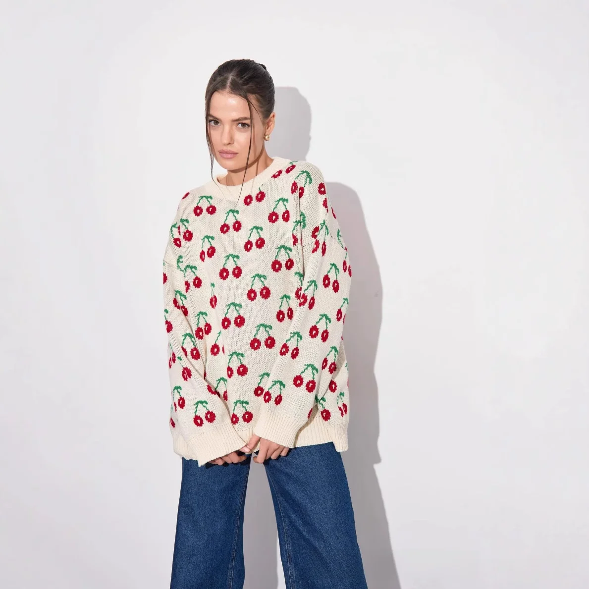 เสื้อสเวตเตอร์ถักไหมพรมสไตล์สตรีท ฤดูใบไม้ผลิ 2025 ลายเชอร์รี่ คอกลม ความยาวปานกลาง แฟชั่นผู้หญิง ผ้าผสมคอตตอนและโพลีเอสเตอร์