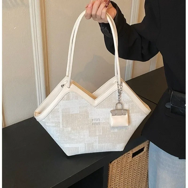 luxury-chic-leather-diaper-bag-for-women-designer-crossbody-bag-elegant-minimalist-vintage-fashionable