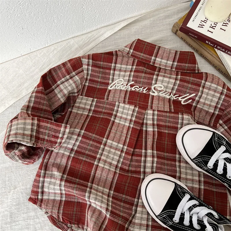 חולצה משובצות עם כיתוב מאחורה