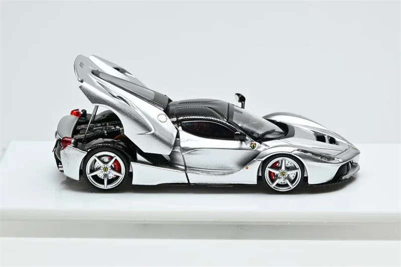 

Коллекционная модель автомобиля 1:64 F150 Argento Nurburgring / Nero Daytona Limited499, литая под давлением