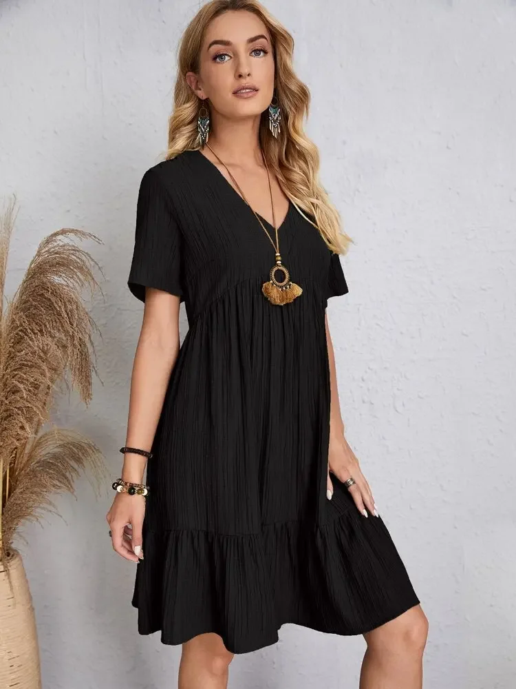 Elegantes Damen-Minikleid mit V-Ausschnitt und kurzen Ärmeln, einfarbig, locker geschnitten, mit Rüschensaum, lässiges Boho-Sommerkleid für den Urlaub am Strand. – Detail 34