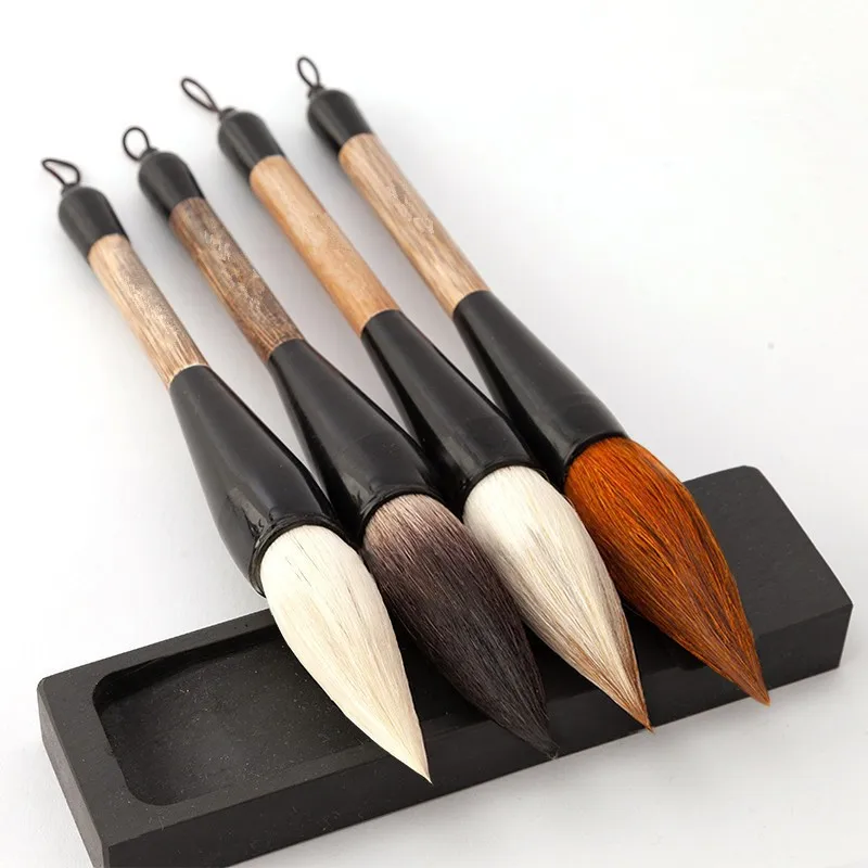 

Большая каллиграфическая кисть из волчьего и медвежьего ворса для написания больших иероглифов, для куплетов на Весеннем фестивале