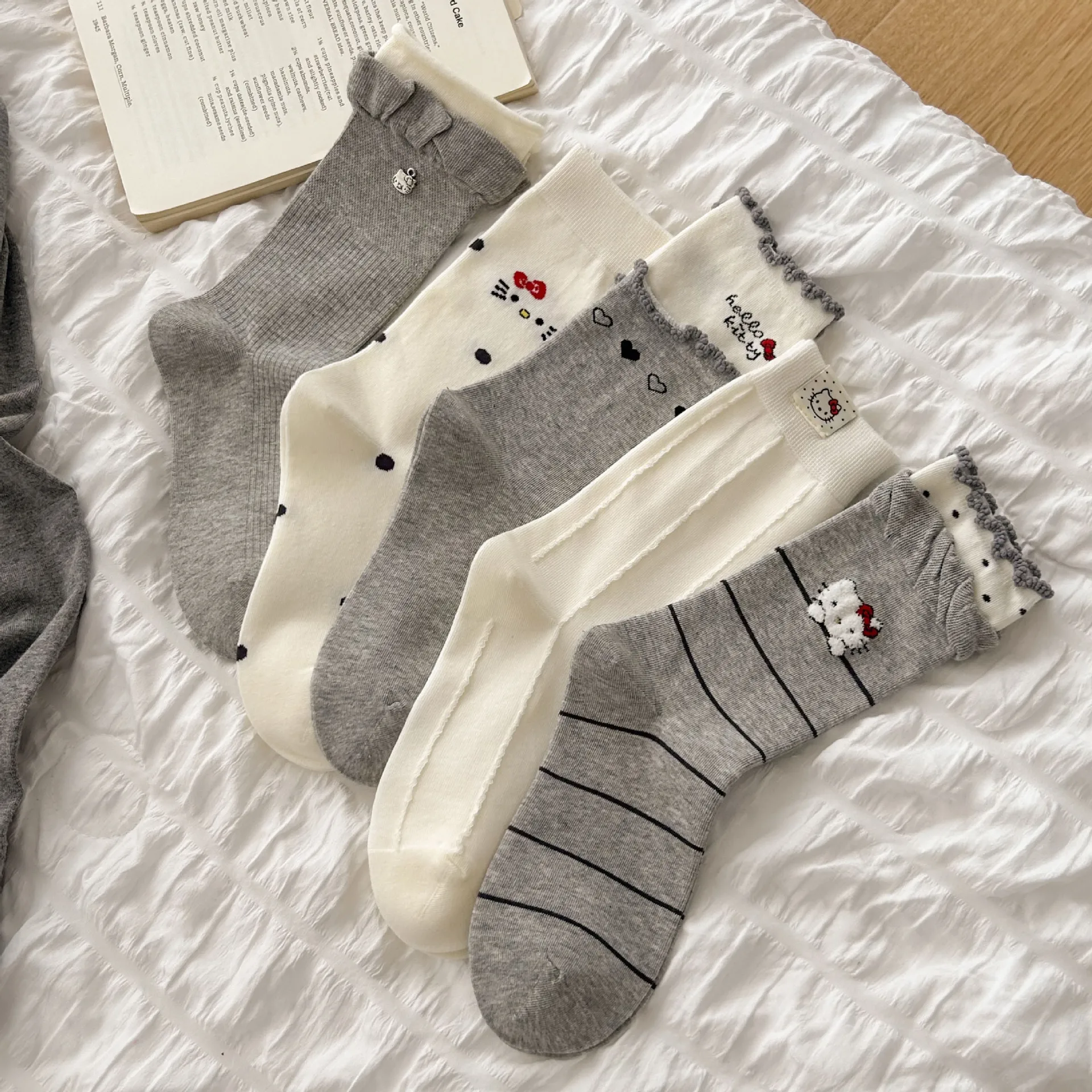 

Bone-free white grey K-style early autumn mood fabric label pendant lace mid-calf women's socks Minimalist collegiate style vers