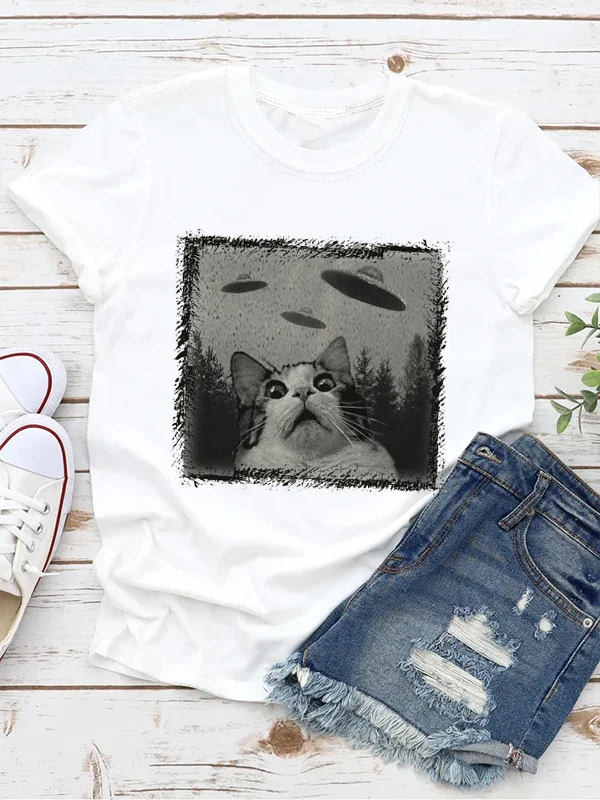 Funny Cat Meets Flying Saucer Print Women T-shirt Horror Strange Casual Female Shirt Voguish Comfort Outdoors Holiday Girl Tee