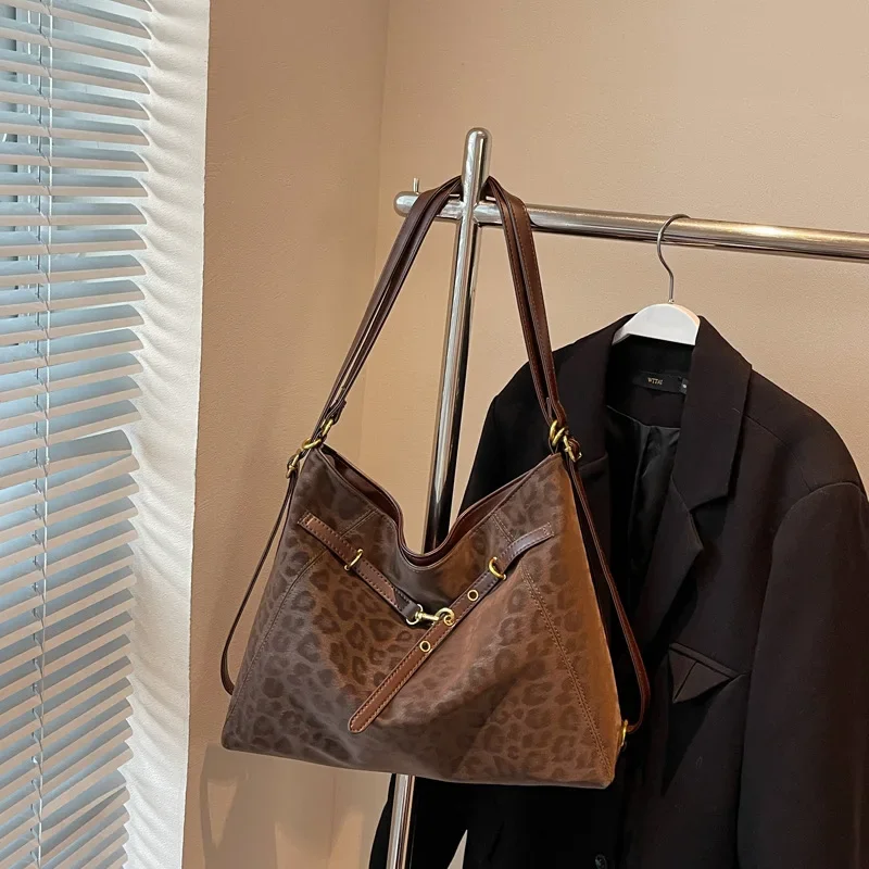 حقيبة ظهر ريترو عصرية لعام 2025 - حقيبة نسائية من البولي يوريثان عالية الجودة، سعة كبيرة للتنقل، نمط كتف/تحت الإبط قابل للتحويل