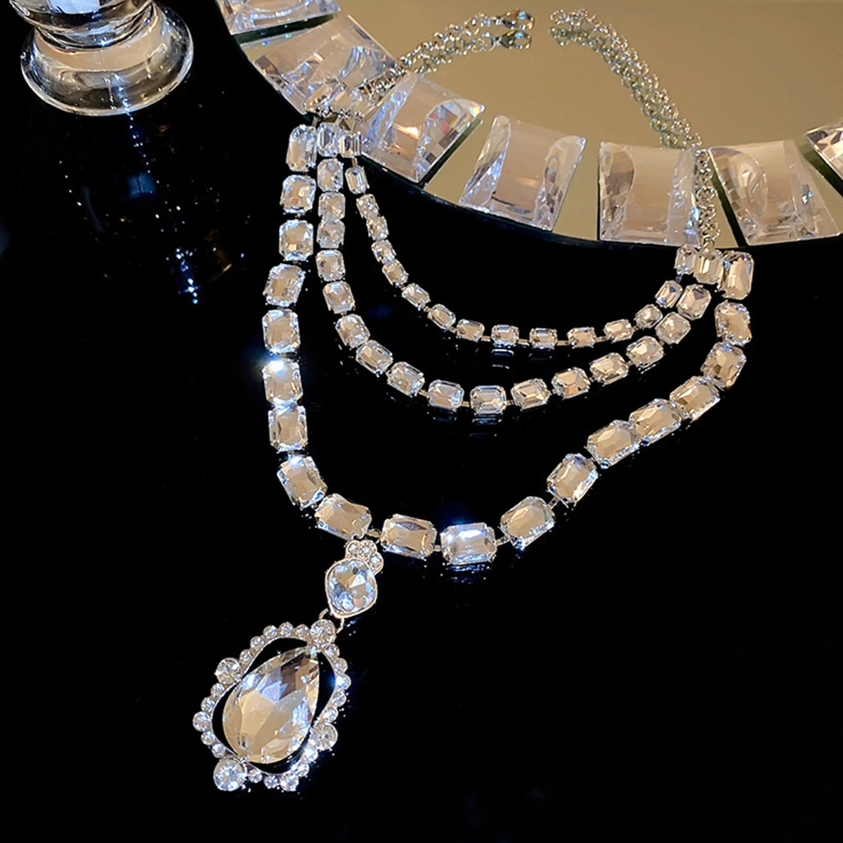 Multi-layered Glass Trend Necklaces for Women Minimalist Pendant Jewelry Super Flash Crystal Clavicle Chain Banquet Accessories