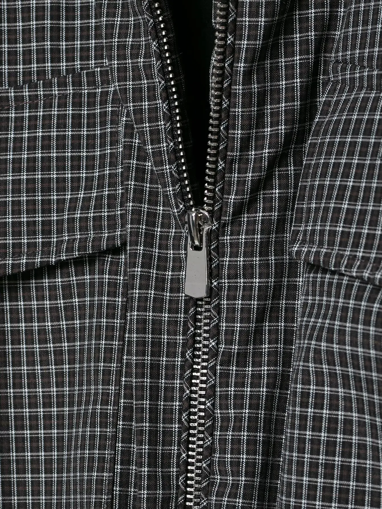 Damenjacke mit Karomuster, kurz geschnitten, modischer Stehkragen, Reißverschluss, Kordelzug am Saum, Taschen, Baumwollmantel, Herbst- und Winterjacke, Freizeitjacke. – Detail 4