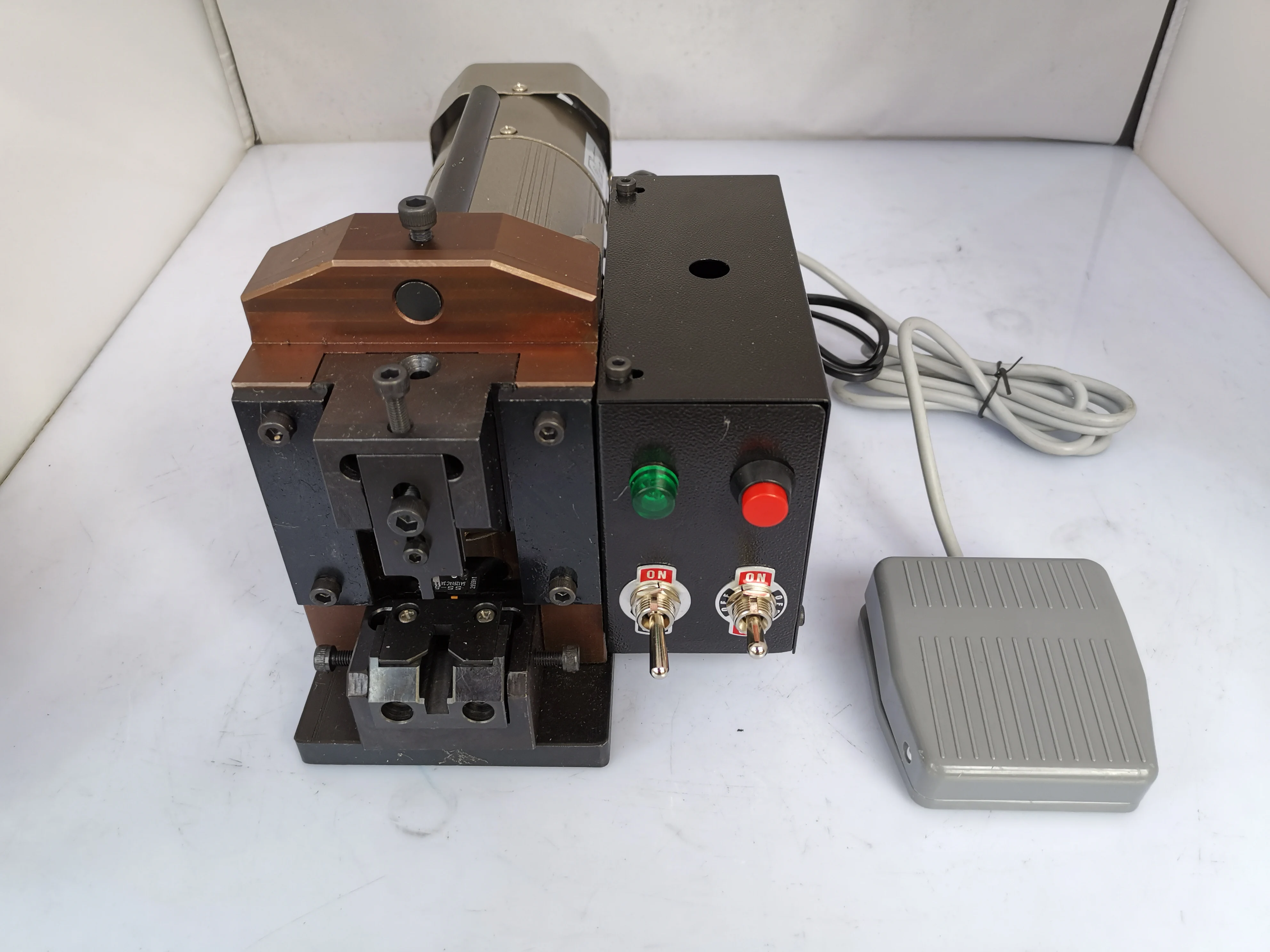 Automatic crystal head crimping machine, network cable connector terminal machine, commercial network cable connector production