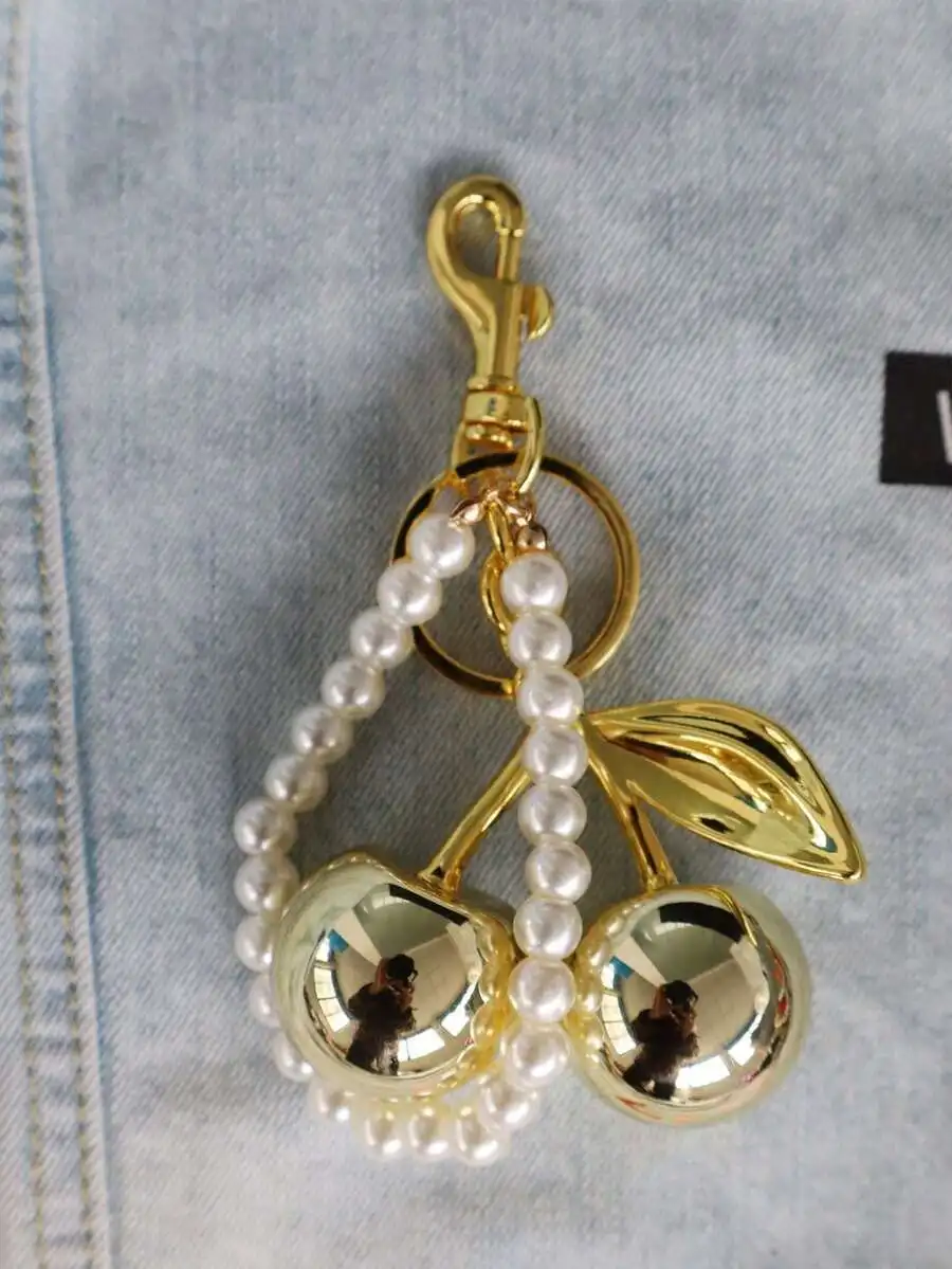 1pc Gold Unique Cherry Pearl Keychain, With Shiny Resin Pendant - Alloy Material, Customizable C-Shape Hook, Suitable For Women'