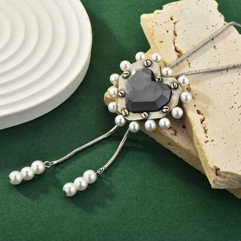 

Brand-new heart-shaped grey diamond cement sealed heart-shaped necklaces for men and women, heart-shaped couple necklaces