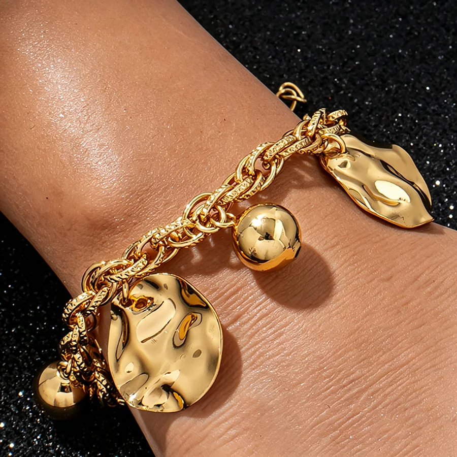 Edelstahl-Armband mit dicker Kette und Knoten, Damen-Accessoire mit gehämmertem rundem Scheibenanhänger für den Alltag und Partys – Detail 1