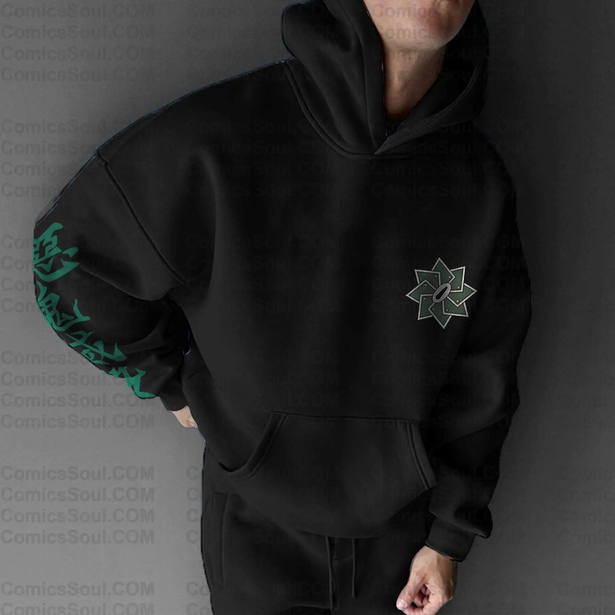 Conjunto de moletom com capuz Demon Slayer preto com brilho verde, estampa traseira, logotipo geométrico no peito, padrão de manga Kimetsu No Yaiba