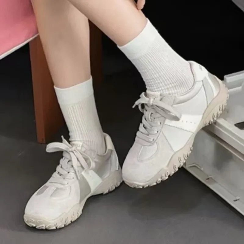 

Модные кроссовки на плоской подошве, нескользящая, увеличивающая рост, удобная износостойкая обувь для скейтбординга, кожаная прогулочная обувь высокого качества на шнуровке