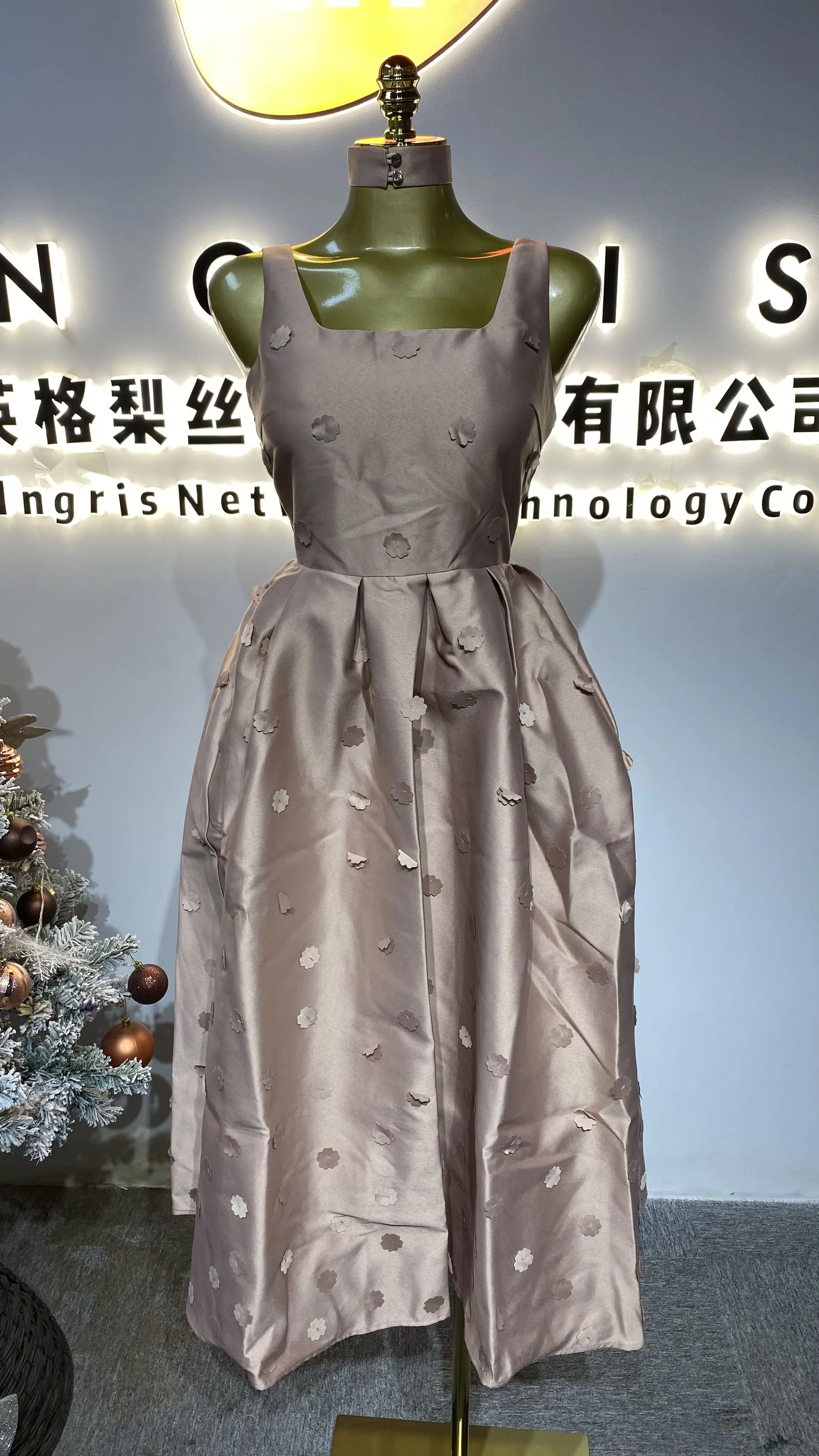 

2025 New Style 3D Floral Waist-cinching Slimming Wide Hem Square Neck Suspender Vest Dress with Puffy Skirt-GZXX260