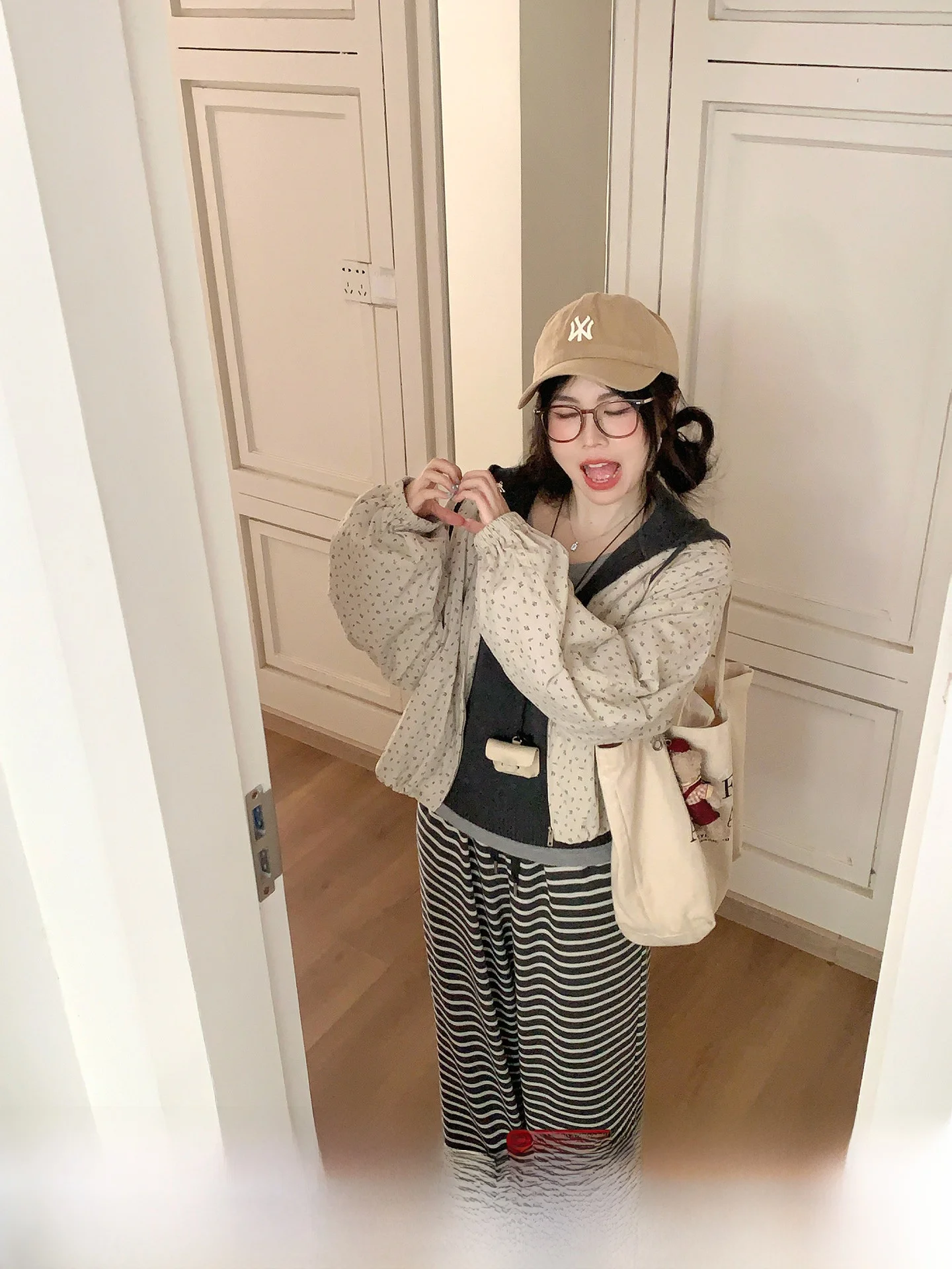 

Корейская женская осенняя повседневная свободная куртка с капюшоном и цветочным принтом Sle Berries Crisp, короткое пальто Dadasama, модная женская одежда