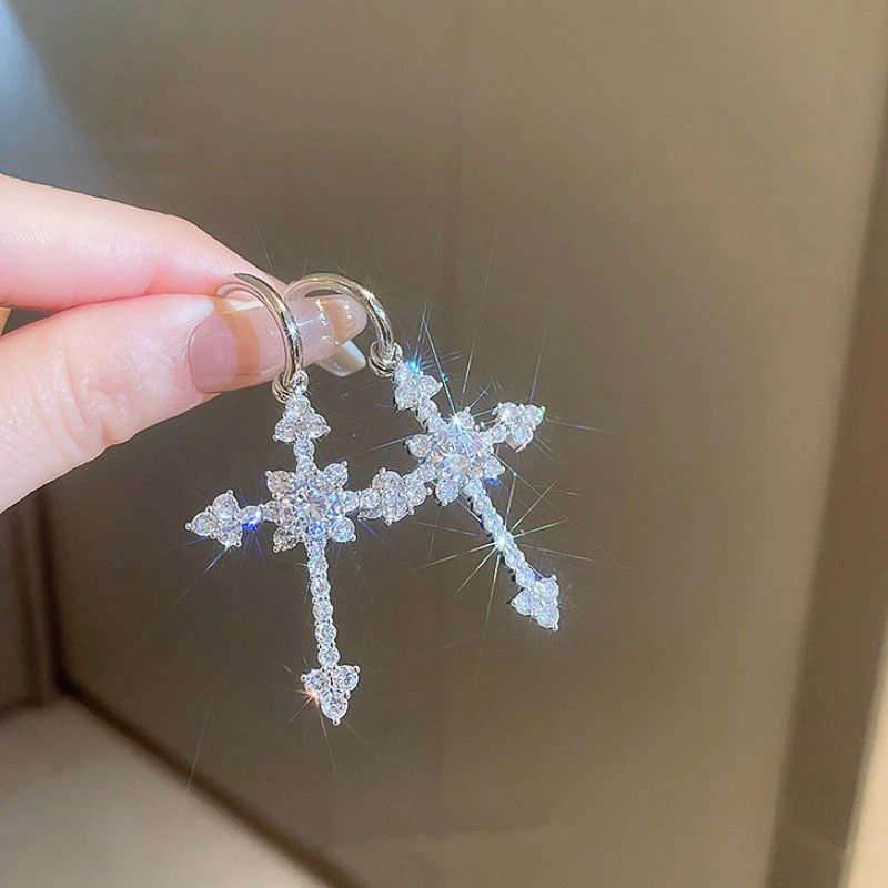 Huitan Neuartige Kreuz-Ohrhänger für Damen, Moderne Statement-Ohrringe, Elegante Ohraccessoires, Modeschmuck
