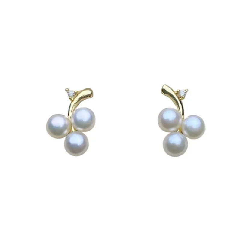 

PAIR OF SOUTH SEA WHITE PEARL EARRING