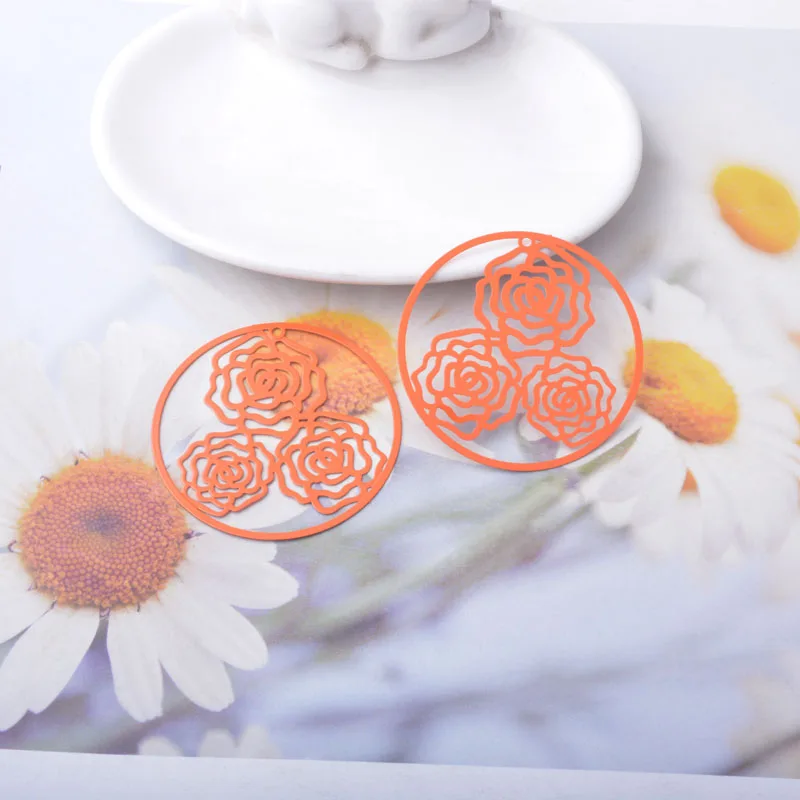 20 Stück AB932 Messing-Schmuckanhänger in Hellgolden, Große Runde Blumen-Charms, Bemalte Anhänger für DIY Damen-Ohrringe und Accessoires – Detail 14