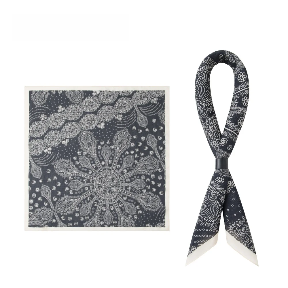 手描きのスケッチスタイルの灰色の背景に白い花のペイズリー柄のシルクコットンメンズスカーフ、ユニークなデザイン、高品質のファッションアクセサリー