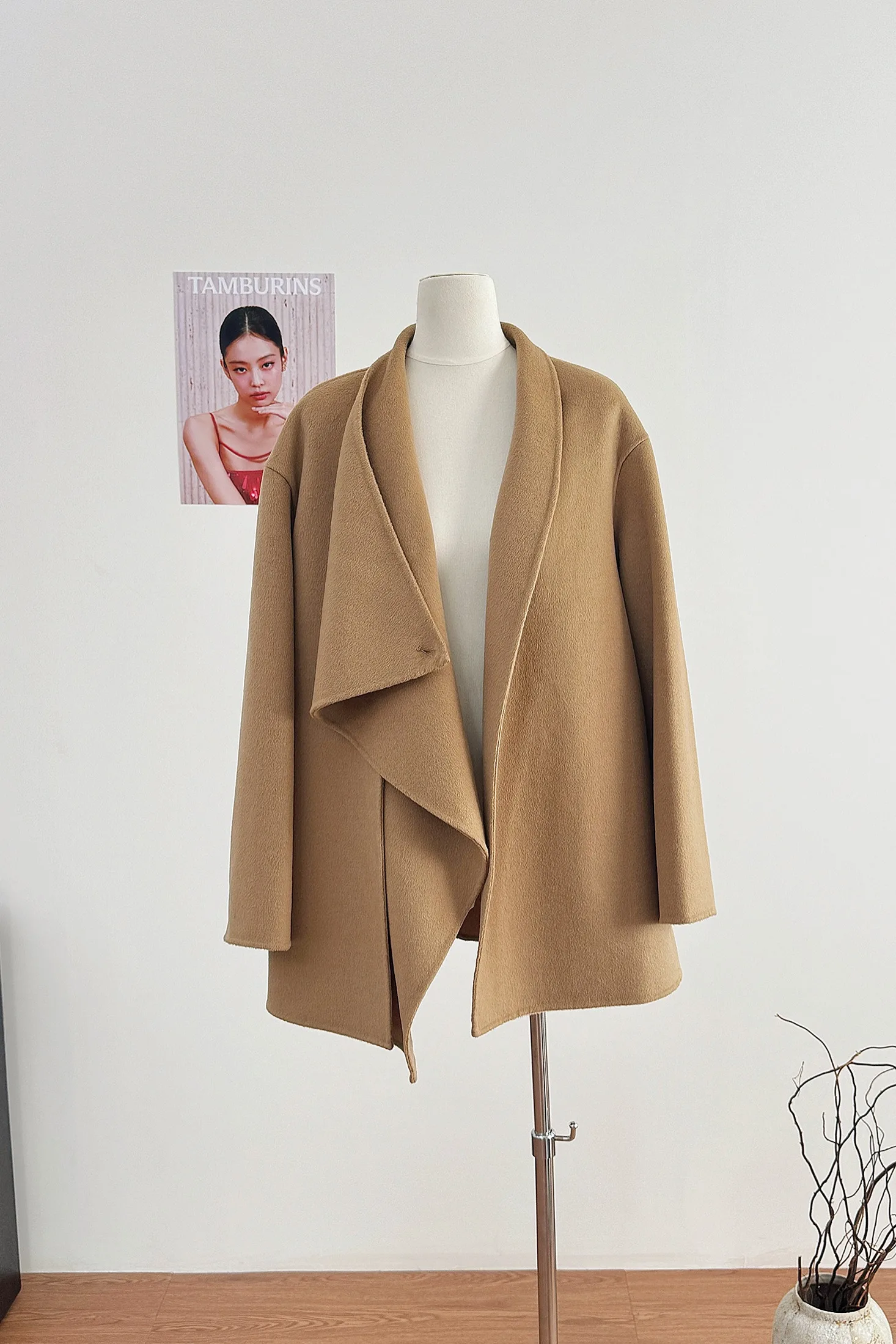 سترة نسائية للخريف والشتاء أنيقة ذات ياقة متأرجحة غير منتظمة وأكمام طويلة من الصوف ملابس خروج للسيدات بلون واحد ملابس خارجية بزر واحد