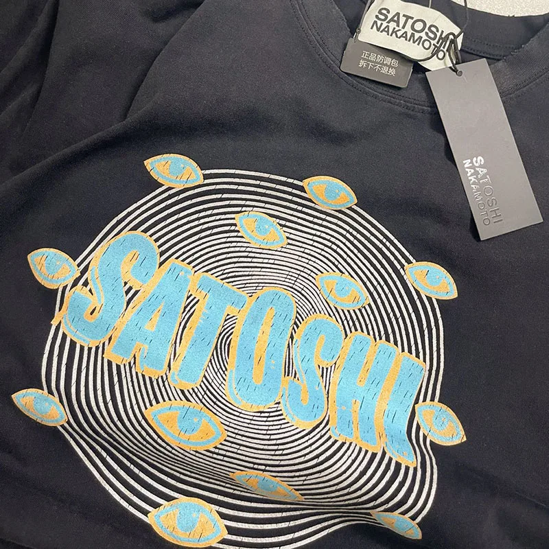 【ラッパー百足着用】SATOSHI NAKAMOTO カラフルロゴTシャツ Hip Hop Multi-Eye Spiral Print Satoshi Nakamoto T-Shirt Men Women