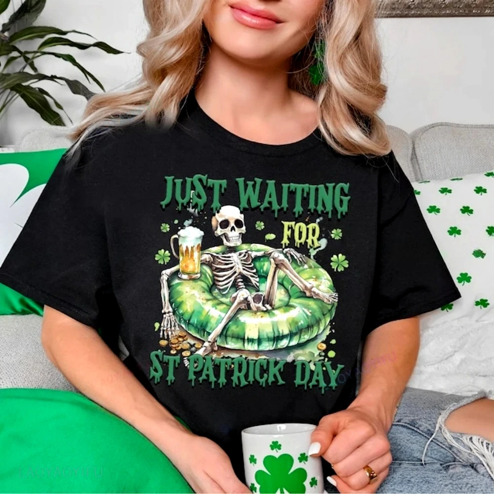 Just Waiting for St Patrick Day  Skeleton Woman Graphic T Shirts Saint Patrick's Day Lucky Shamrock T-shirt Women Vintage Tops