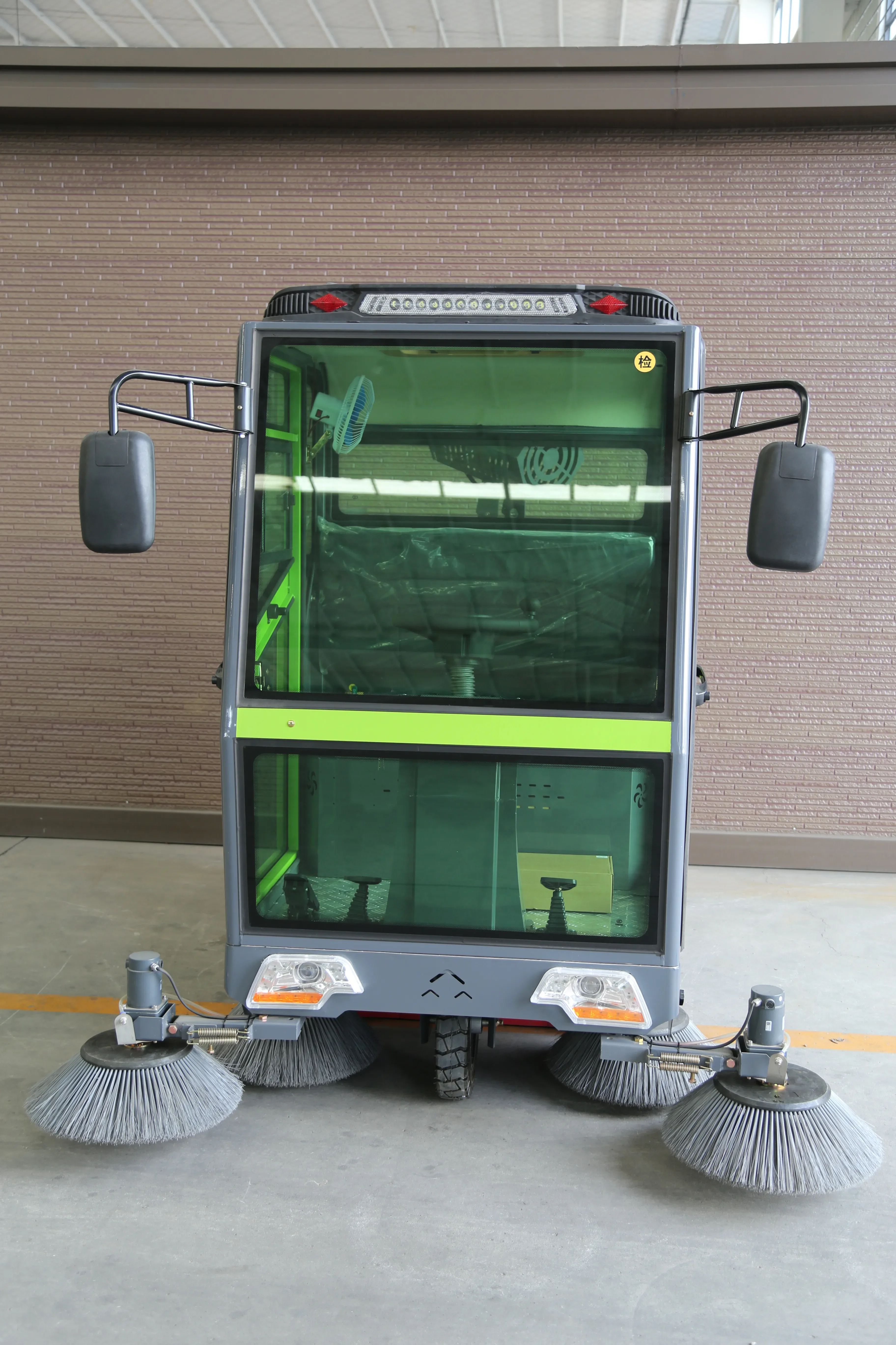 Small Electric Road And Lawn Sweeper Machine For Cleaning Floors For Factories And Workshops