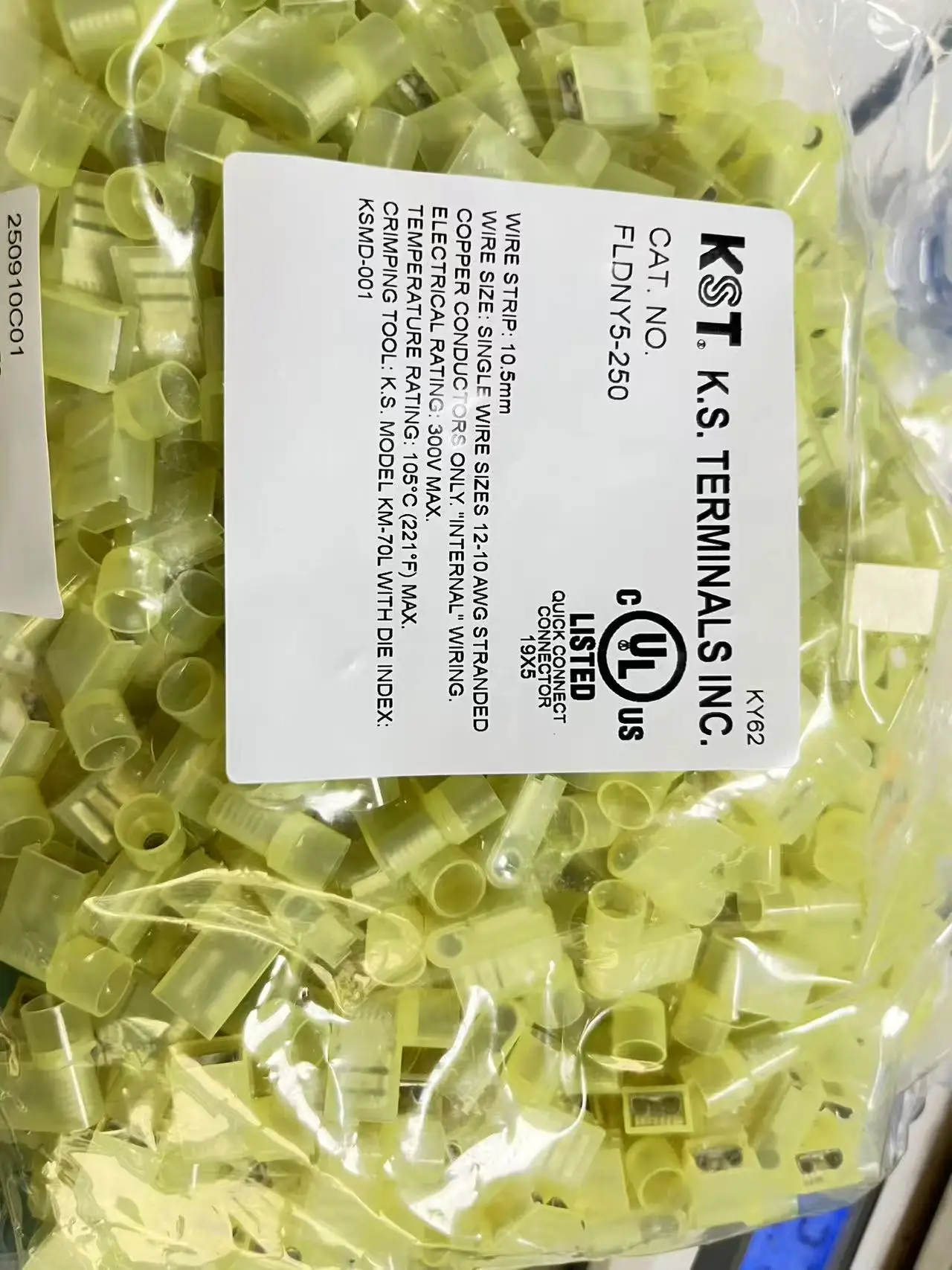 

FLDNY5-250，Flag Terminal with Nylon Insulator, 10AWG~12AWG Wires, 500pieces Per Bag