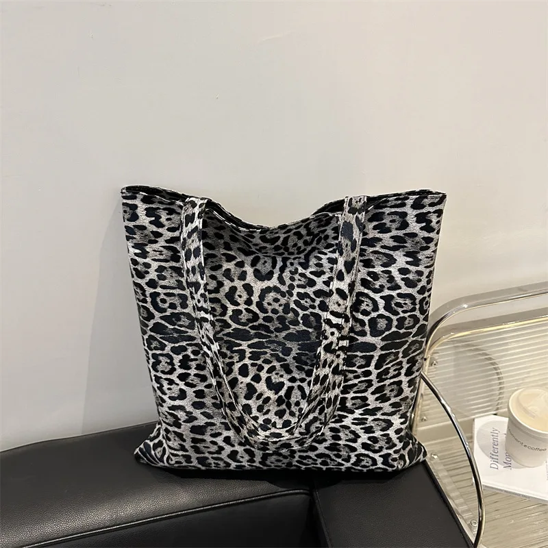 Casual simple fashion commuter tote bag retro leopard print large capacity