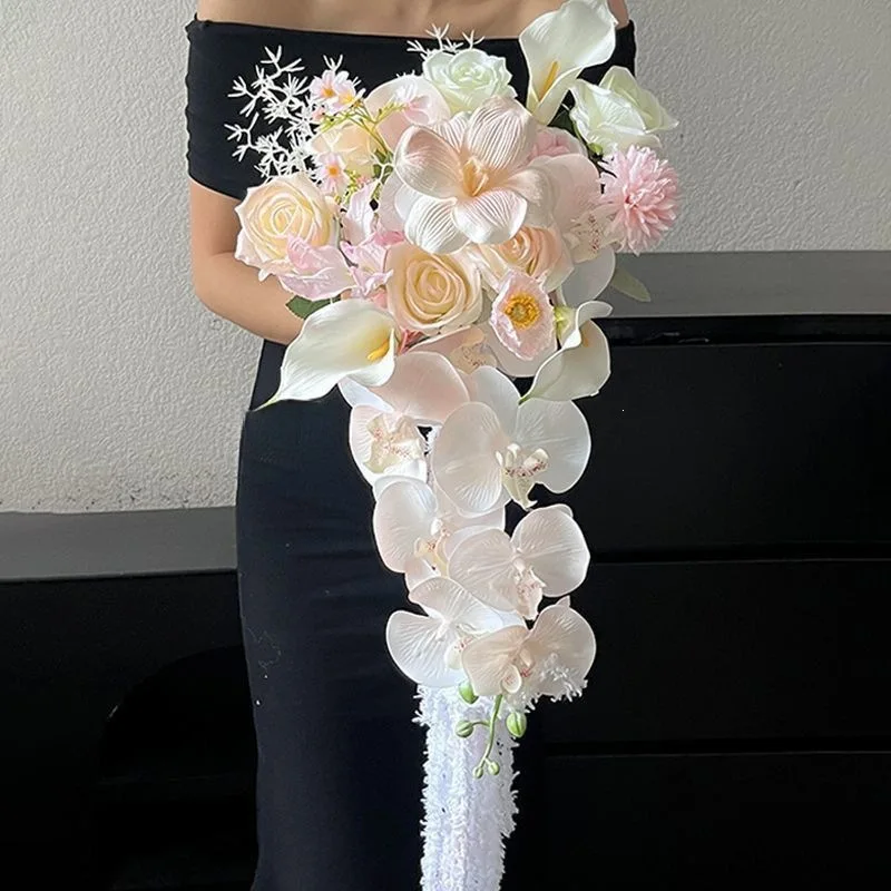 Friends get married and send senior girlfriends to receive the certificate, photo props, waterfall finished hand bouquet.