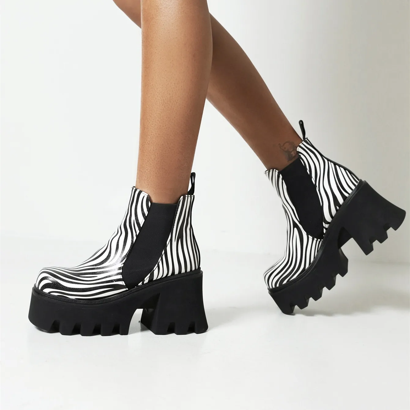 Botas de plataforma gruesas para mujer, estilo punk, bicolor, negro y blanco, con tacón de bloque, botines para otoño e invierno
