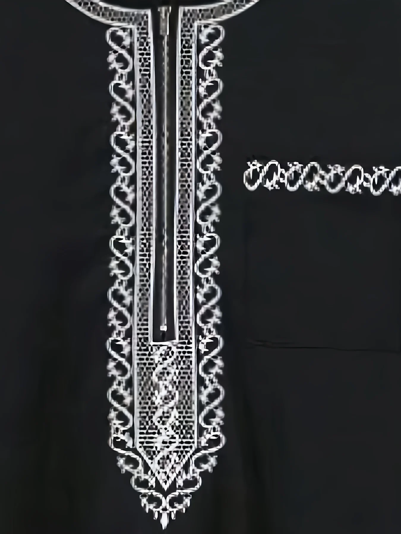 Noś kombinezon z okrągłym dekoltem z Bliskiego Wschodu i interpretuj historię mody tajemniczego Bliskiego Wschodu