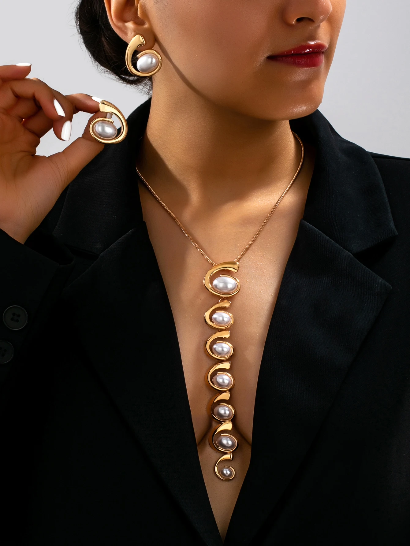 Abstract Spiral Pearl Jewelry Set for Women, Gold-Colored Curved Metal Long Pendant Necklace with Matching Earrings, Minimalist Commuter Daily Neck and Ear Accessories