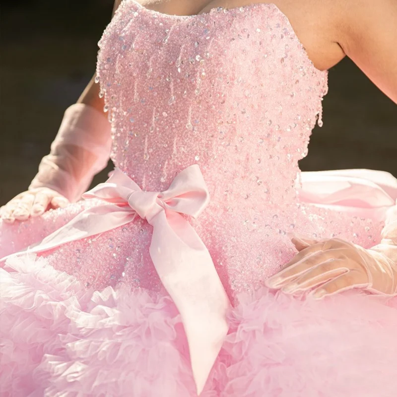 

Розовое платье для церемонии Quinceanera с открытыми плечами, блестящими кристаллами, кружевными вставками, длинным шлейфом и бантом, платье для 15-летия. ﻿ Индивидуальный заказ