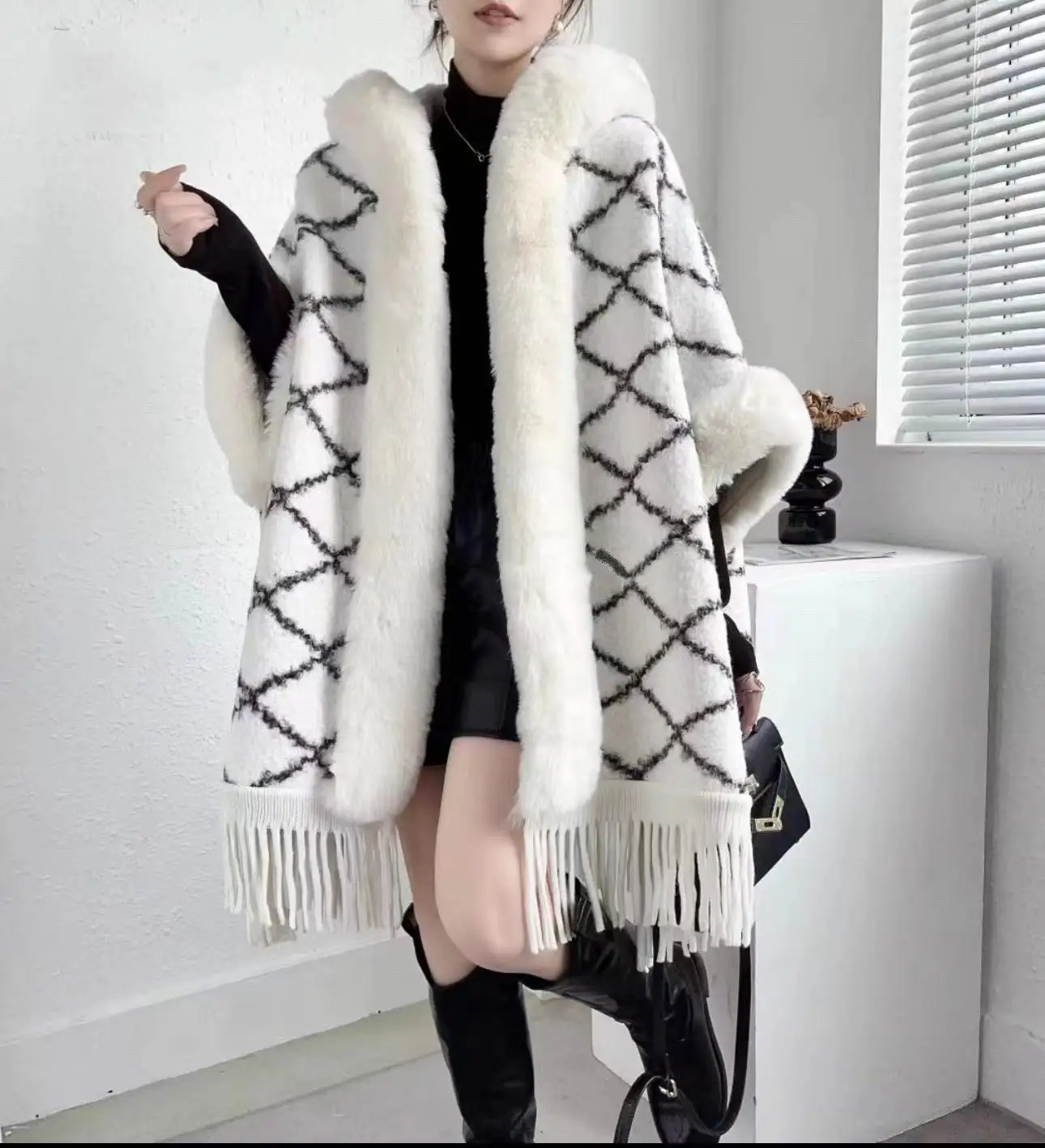 

2024 Japanese Korean Winter New Velvet Poncho Cape Faux Fur Neck Cloak With Hooded Hat Tassel Thicken Warm Loose Plaid Overcoat